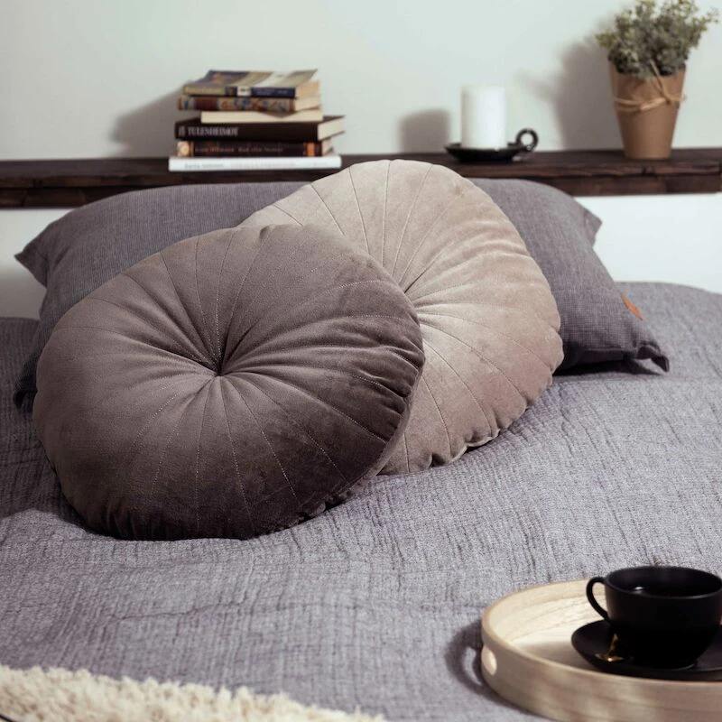 Fanni K Sametti Tyyny Oliivi 45cm - Image 3