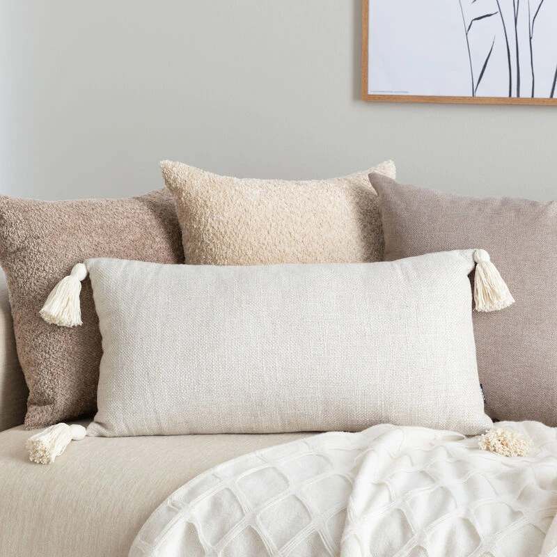 Veke Line Koristetyyny Tupsuilla 30x60 Cm Vaalea Hiekka - Image 2