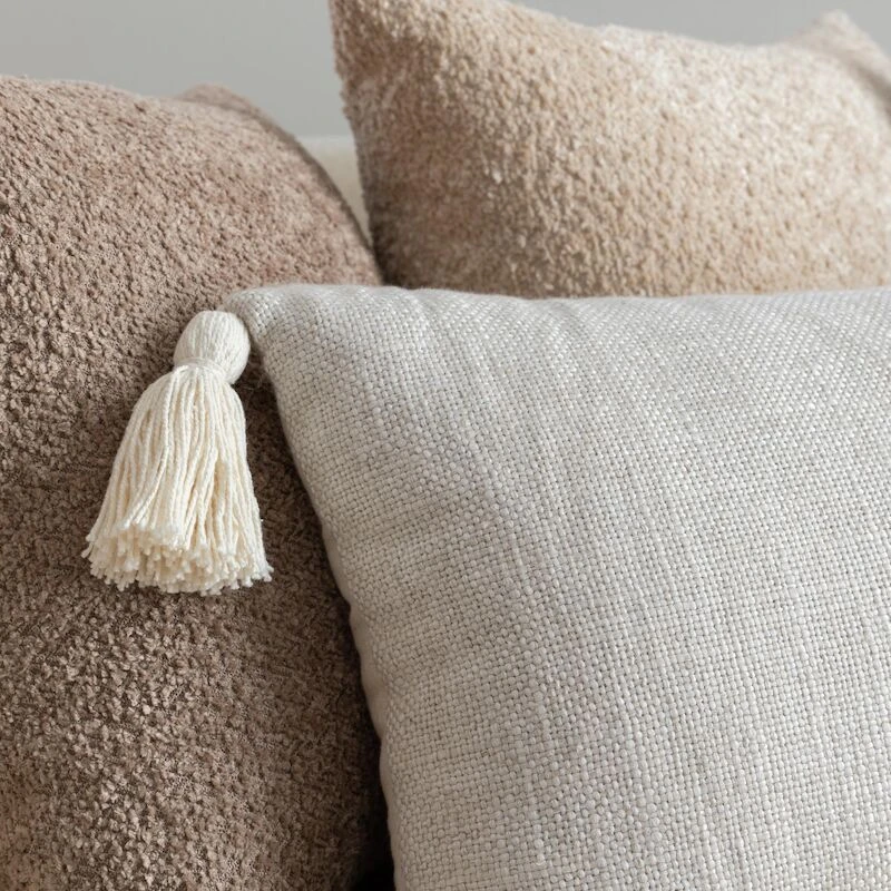 Veke Line Koristetyyny Tupsuilla 30x60 Cm Vaalea Hiekka - Image 3