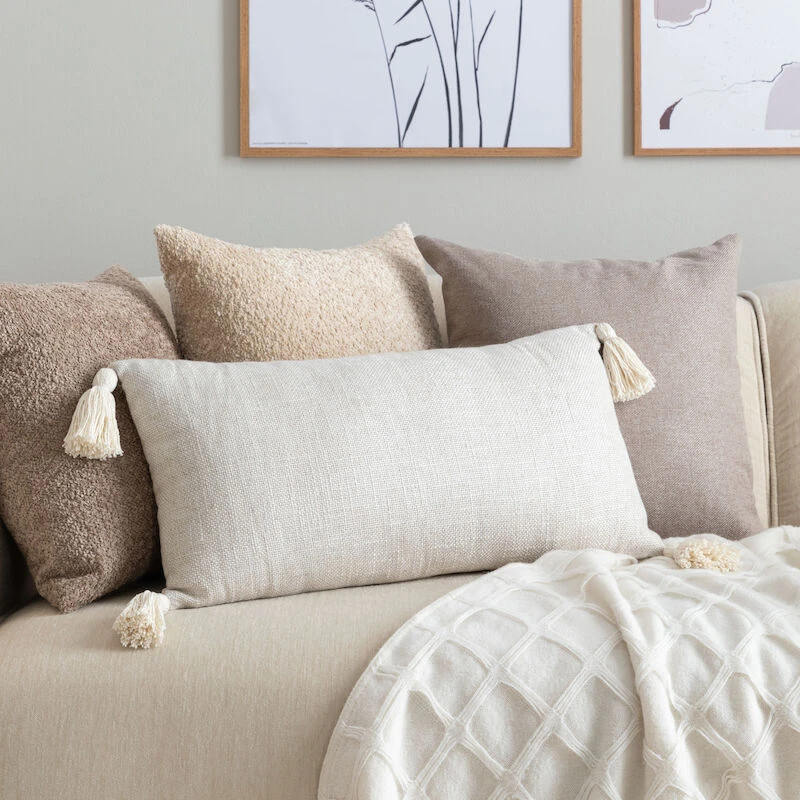 Veke Line Koristetyyny Tupsuilla 30x60 Cm Vaalea Hiekka - Image 5