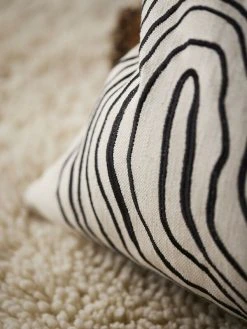 Svanefors Curve Tyynynpäällinen 45x45 Cm Mustavalkoinen